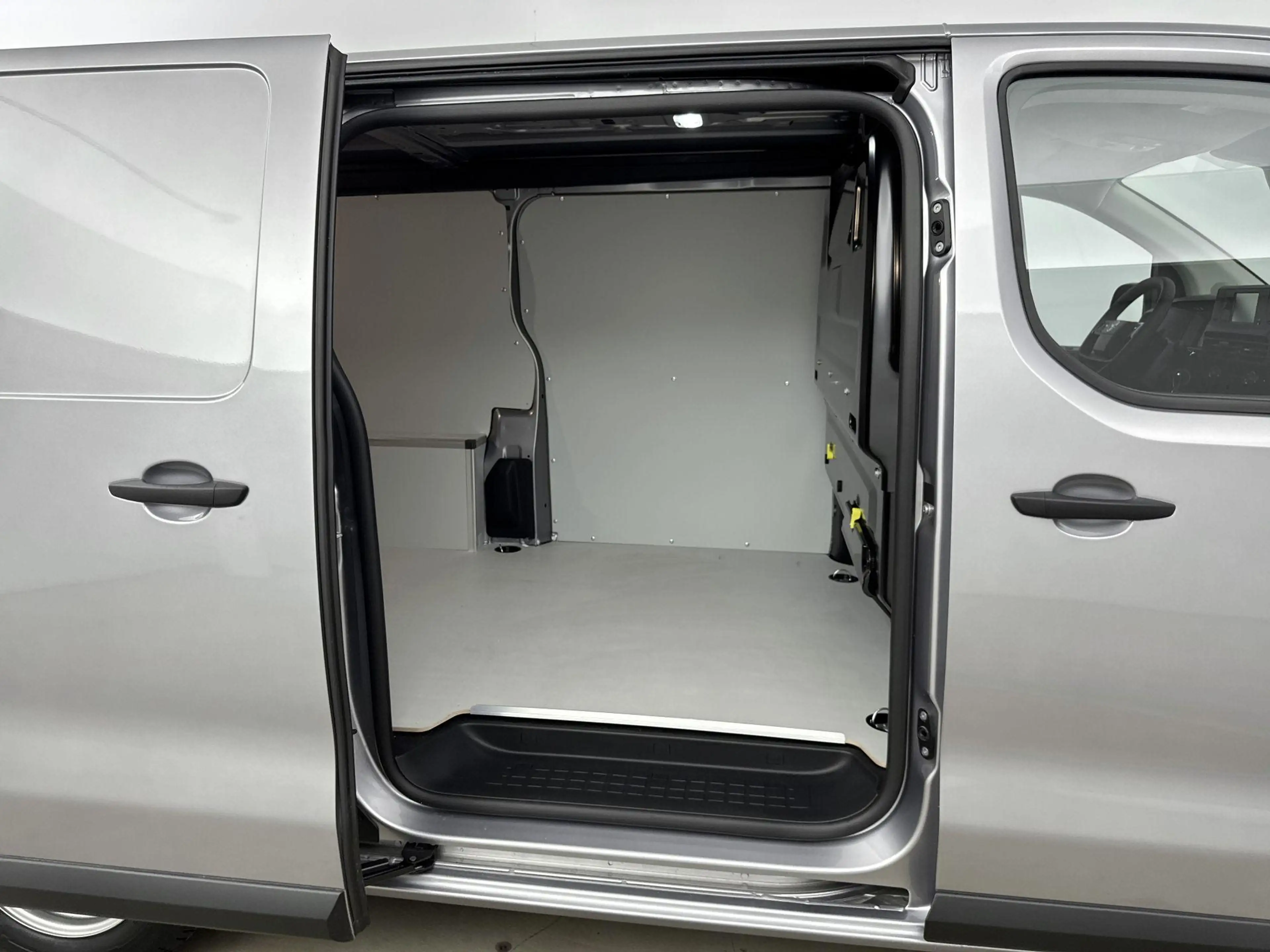 Opel Vivaro-e Electric L2 75 kWh — photo 14