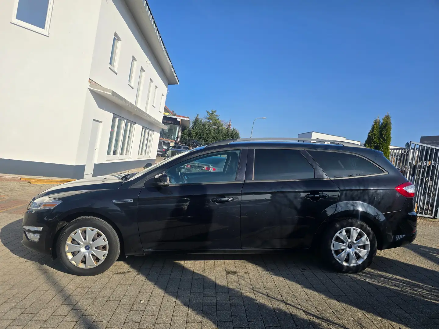 Ford Mondeo Trend, AHK,  SHZ, PDC, AUX, MFL, Schwarz - 2
