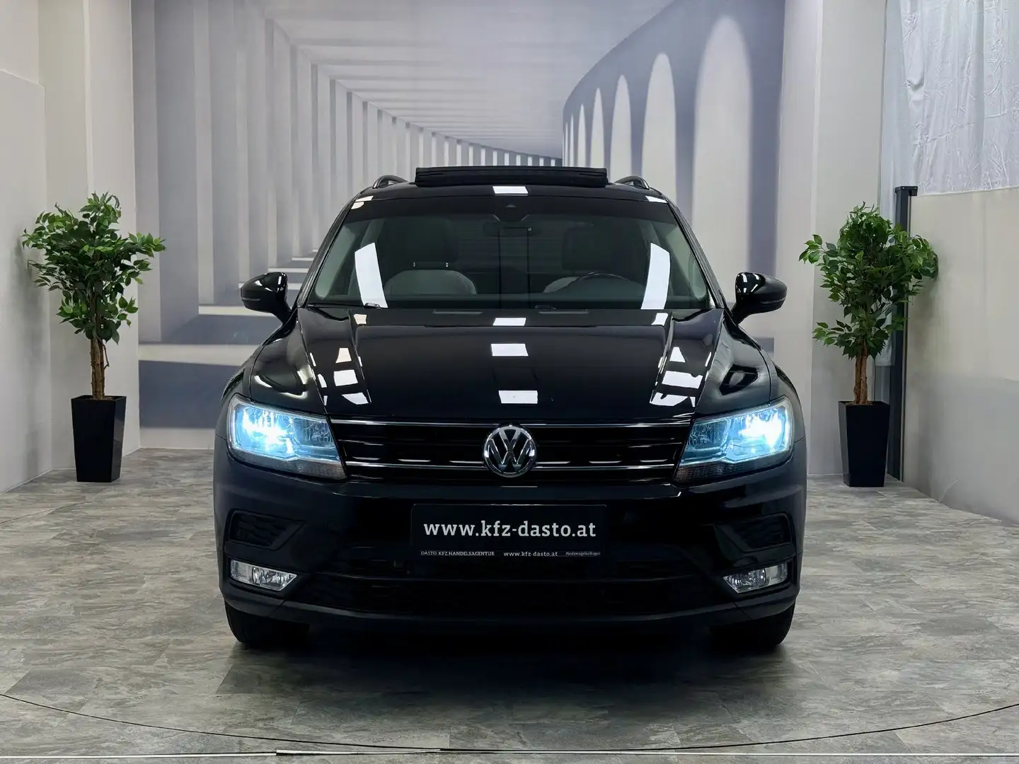 Volkswagen Tiguan 4MOTION__DSG__AHK__PANO__STANDH. Schwarz - 2