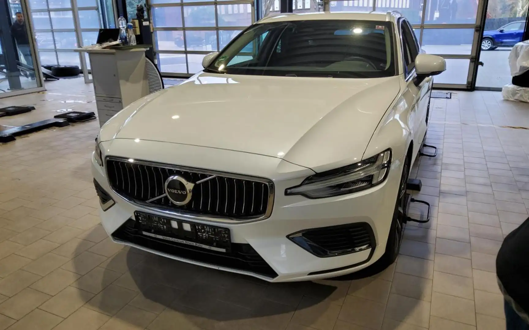 Volvo V60 T6 Twin Engine AWD Core+MEMORY+WINTERPAK+RFK Weiß - 2