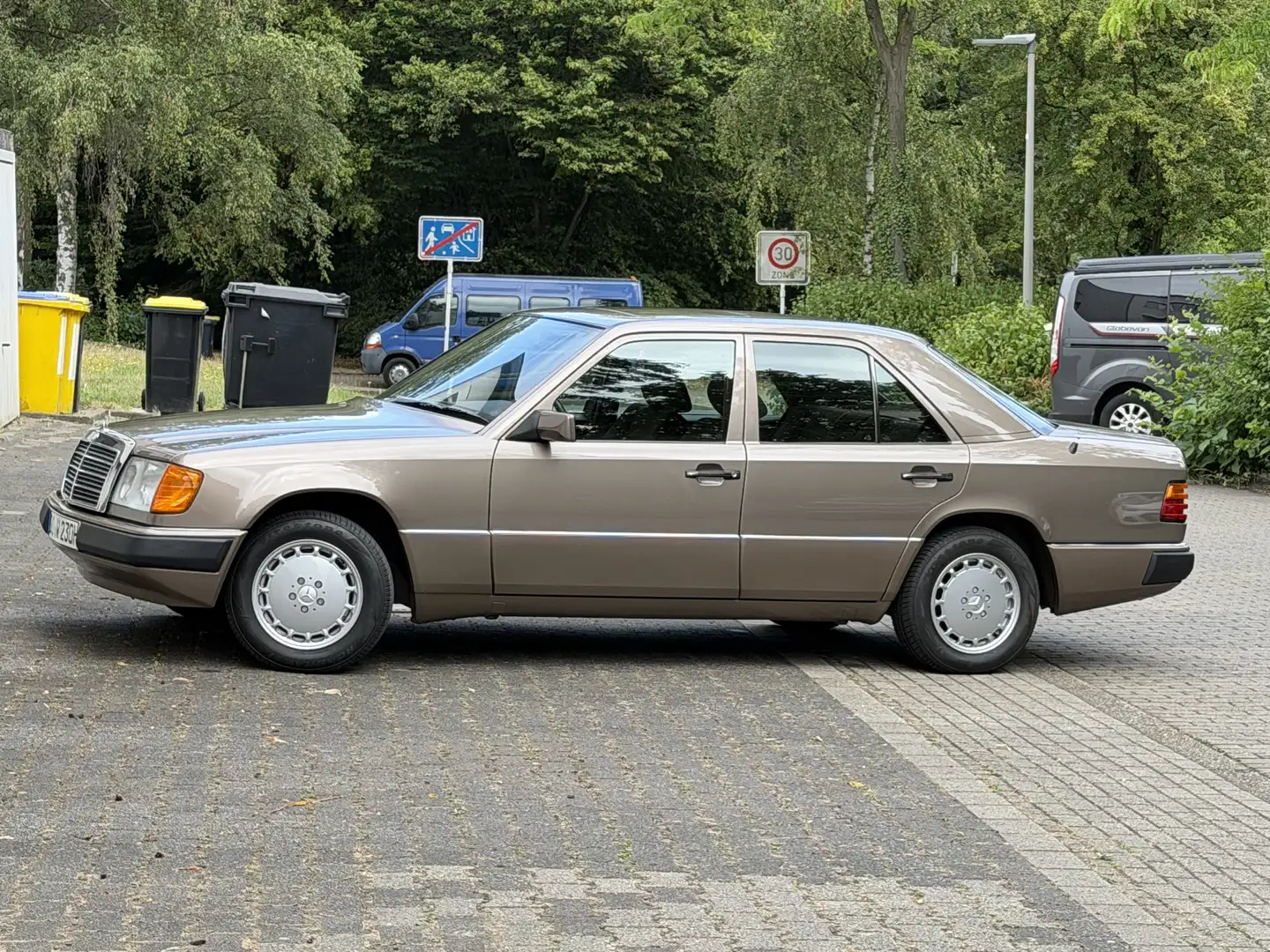 Mercedes-Benz Baureihe 124 230 Braun - 1