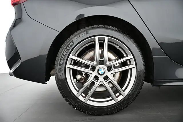 BMW 1 Series view 17