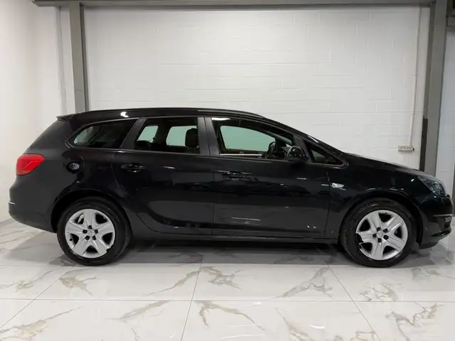 Opel Astra view 3