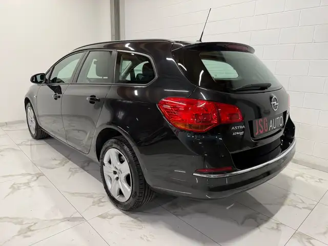 Opel Astra view 4
