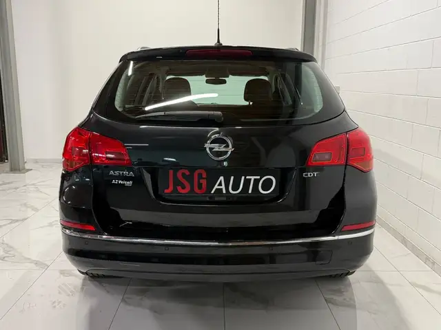 Opel Astra view 5