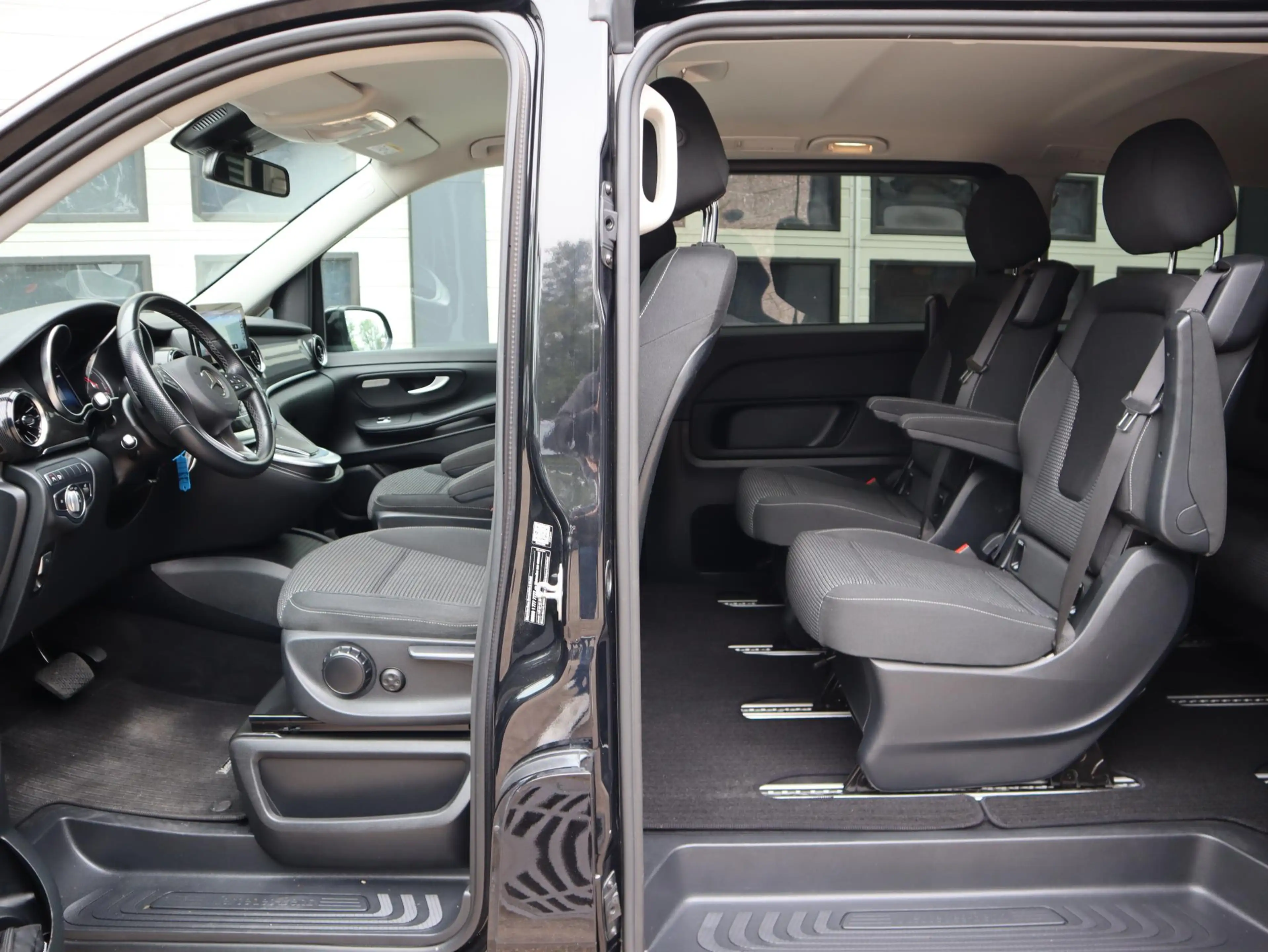 Mercedes-Benz EQV 300 90 kWh L2 - 7 Pers - 360 camera - ACC — photo 4