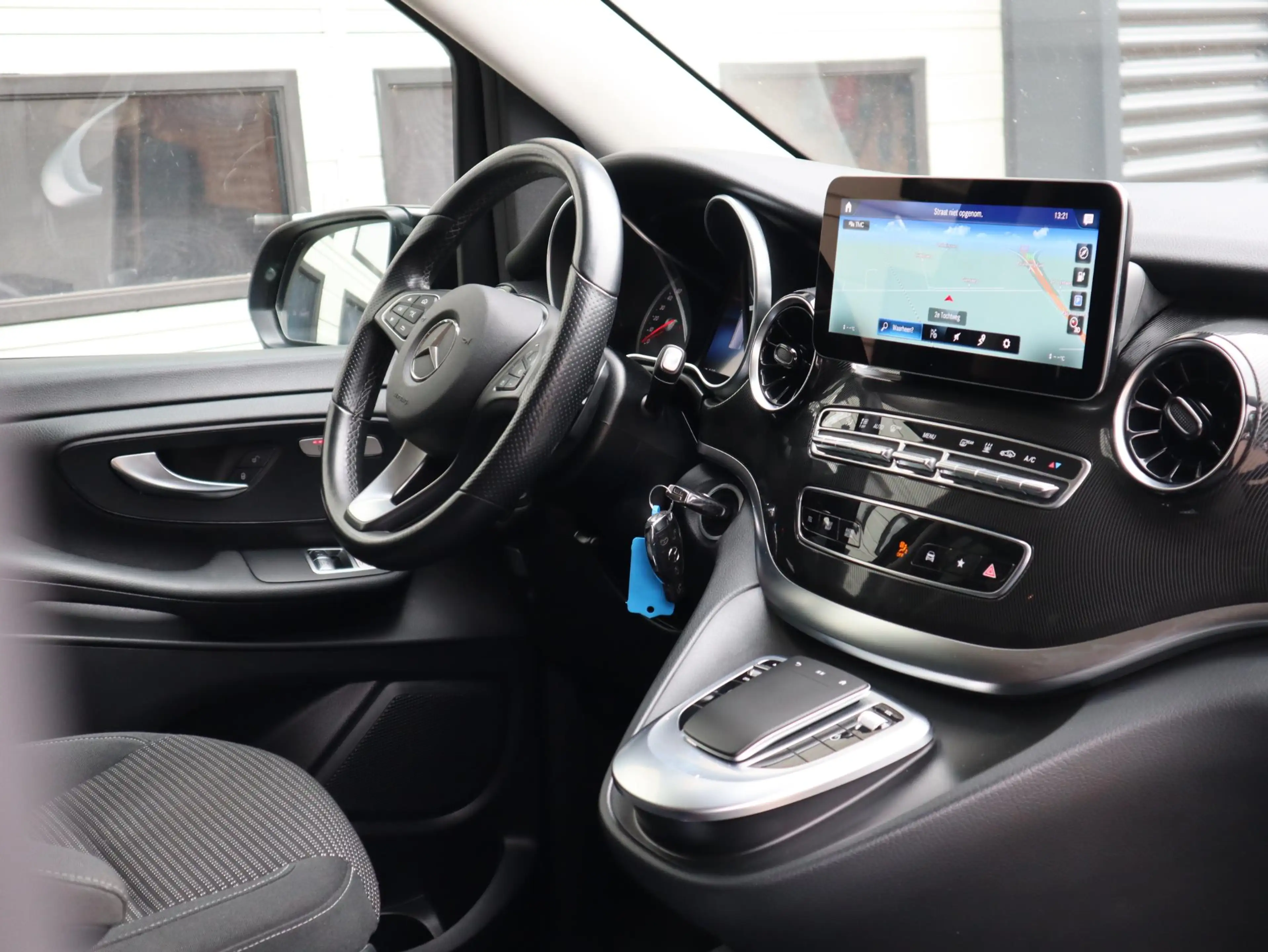 Mercedes-Benz EQV 300 90 kWh L2 - 7 Pers - 360 camera - ACC — photo 11