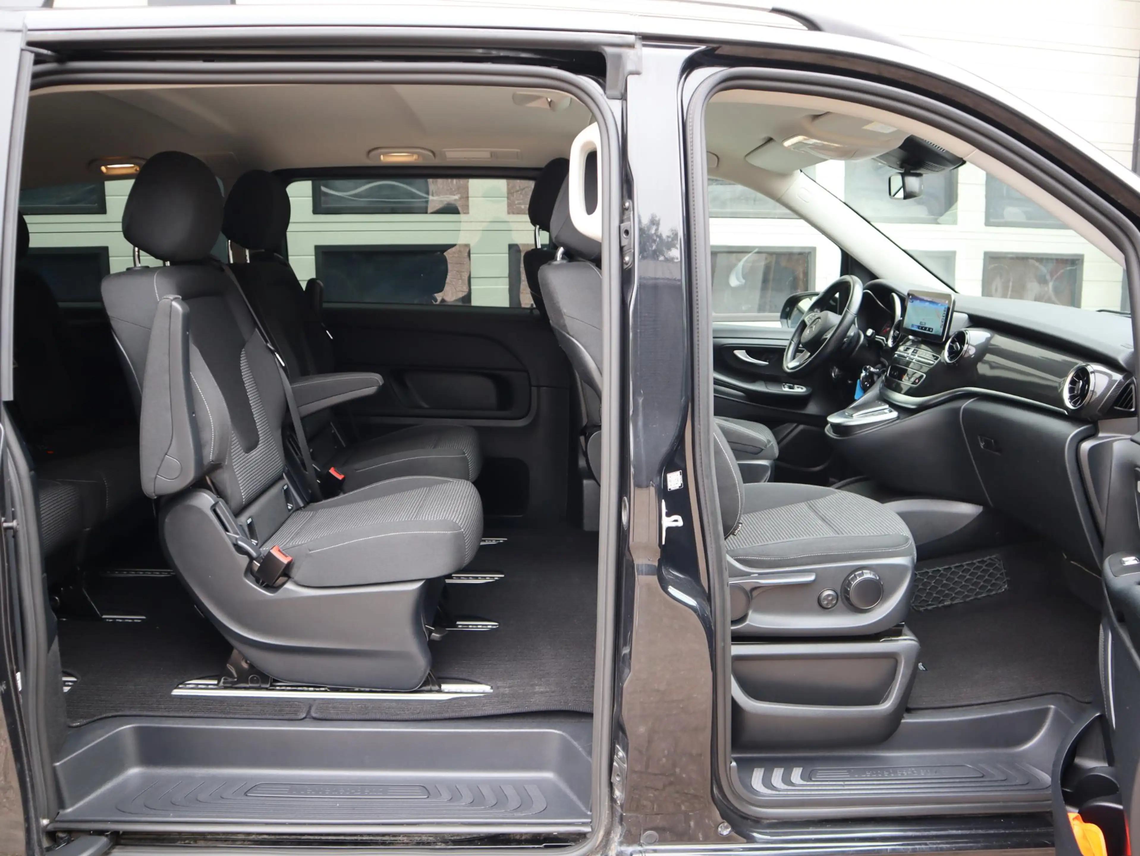 Mercedes-Benz EQV 300 90 kWh L2 - 7 Pers - 360 camera - ACC — photo 3