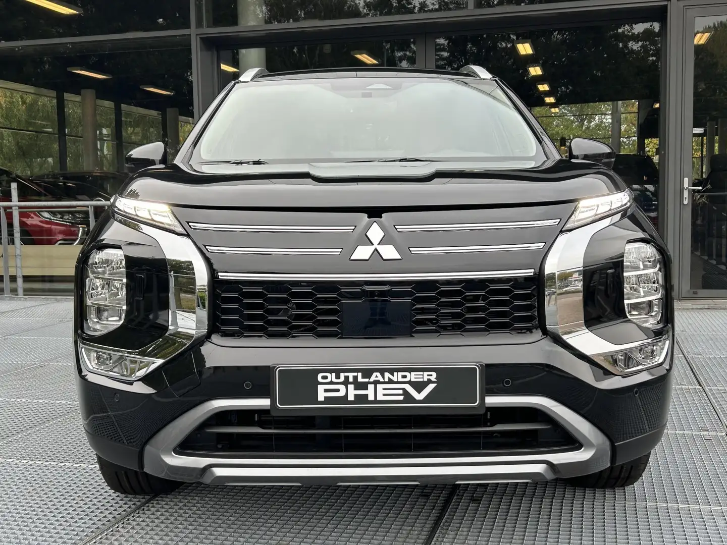 Mitsubishi Outlander 2.4 PHEV First Edition | DIRECT UIT VOORRAAD LEVER Zwart - 2