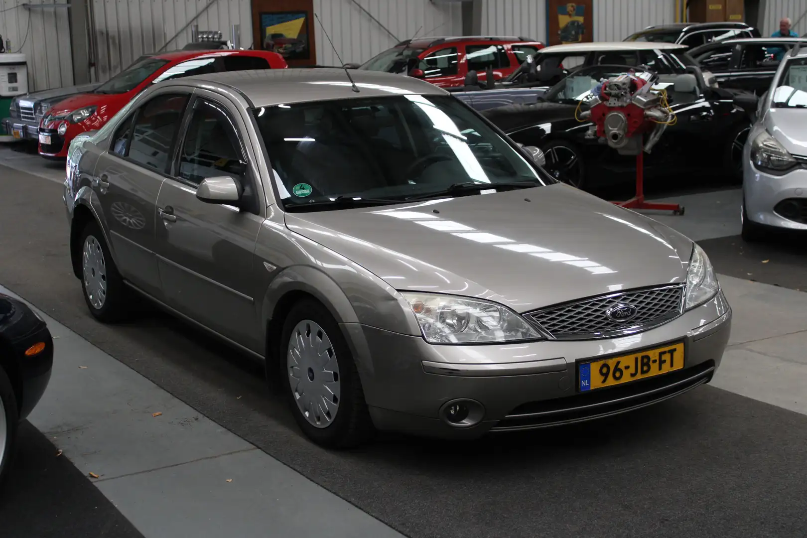 Ford Mondeo 1.8-16V Cool Edition Airco, Trekhaak, Stuurbekrach Grijs - 2