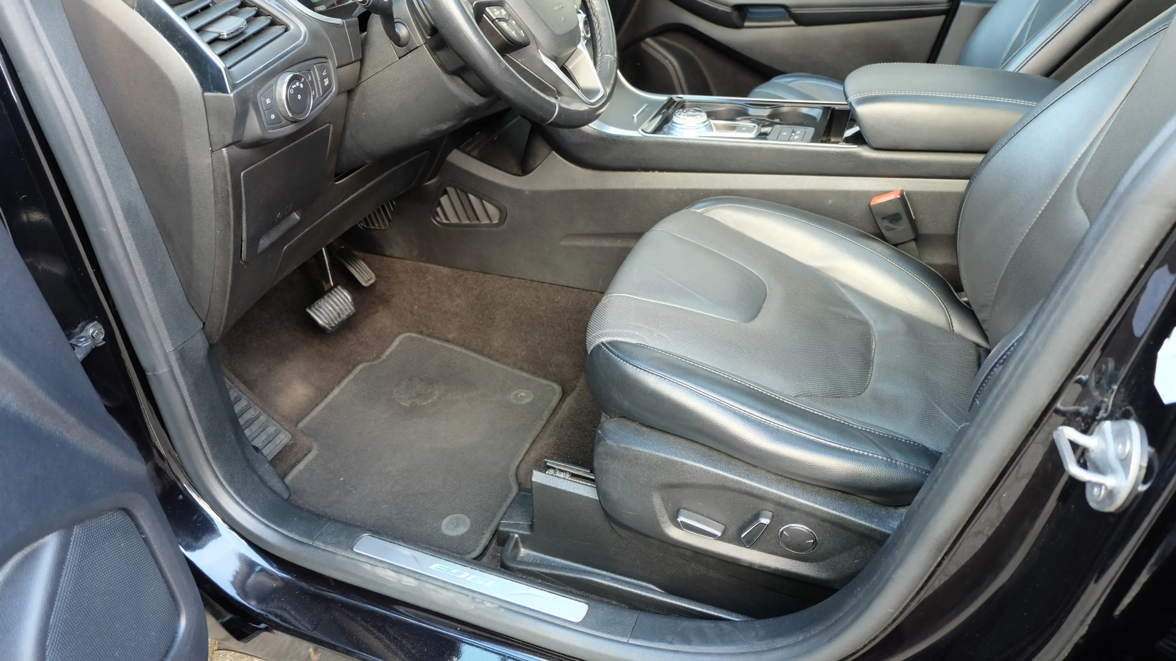 Ford Edge Titanium 4x4 in sehr gepflegtem Zustand !!!!!! — photo 12