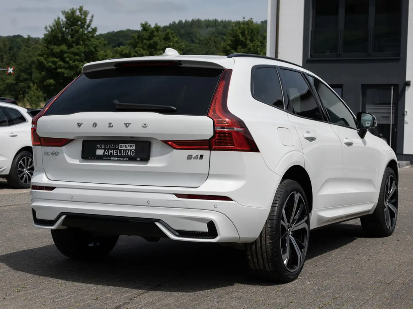 Volvo XC60 2.0 R Design AWD SHZ H/K NAVI LED PANO White - 2