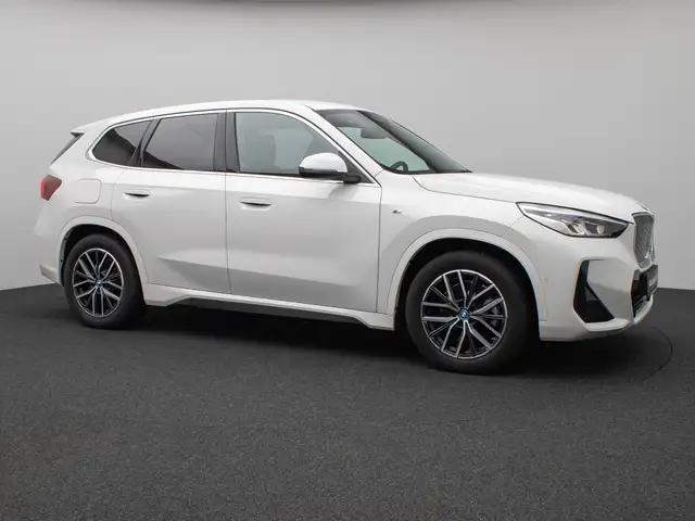 BMW Ix1 view 4
