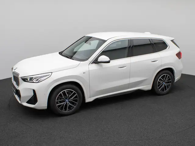 BMW Ix1 view 12