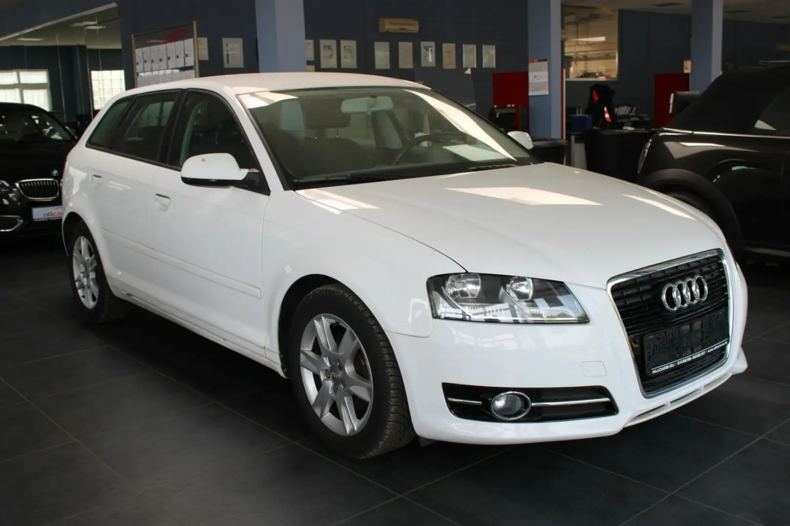 Audi A3 Sportback 1.6 Attraction Weiß - 1