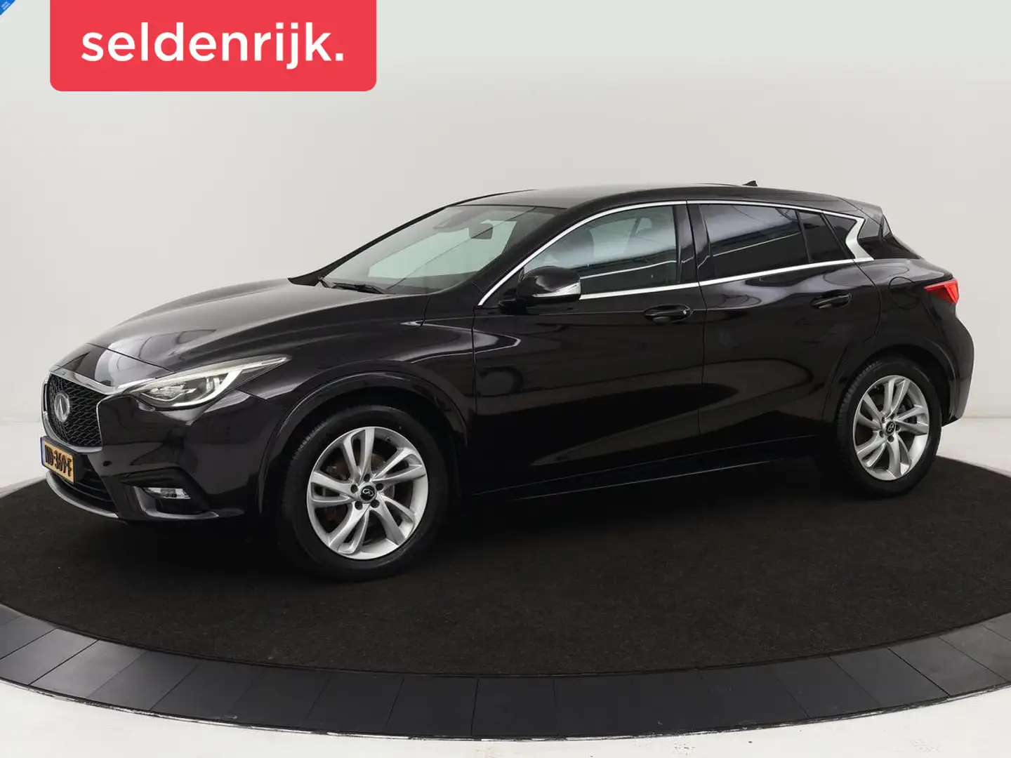Infiniti Q30 1.6t Business Executive | Panoramadak | Leder | St Zwart - 1