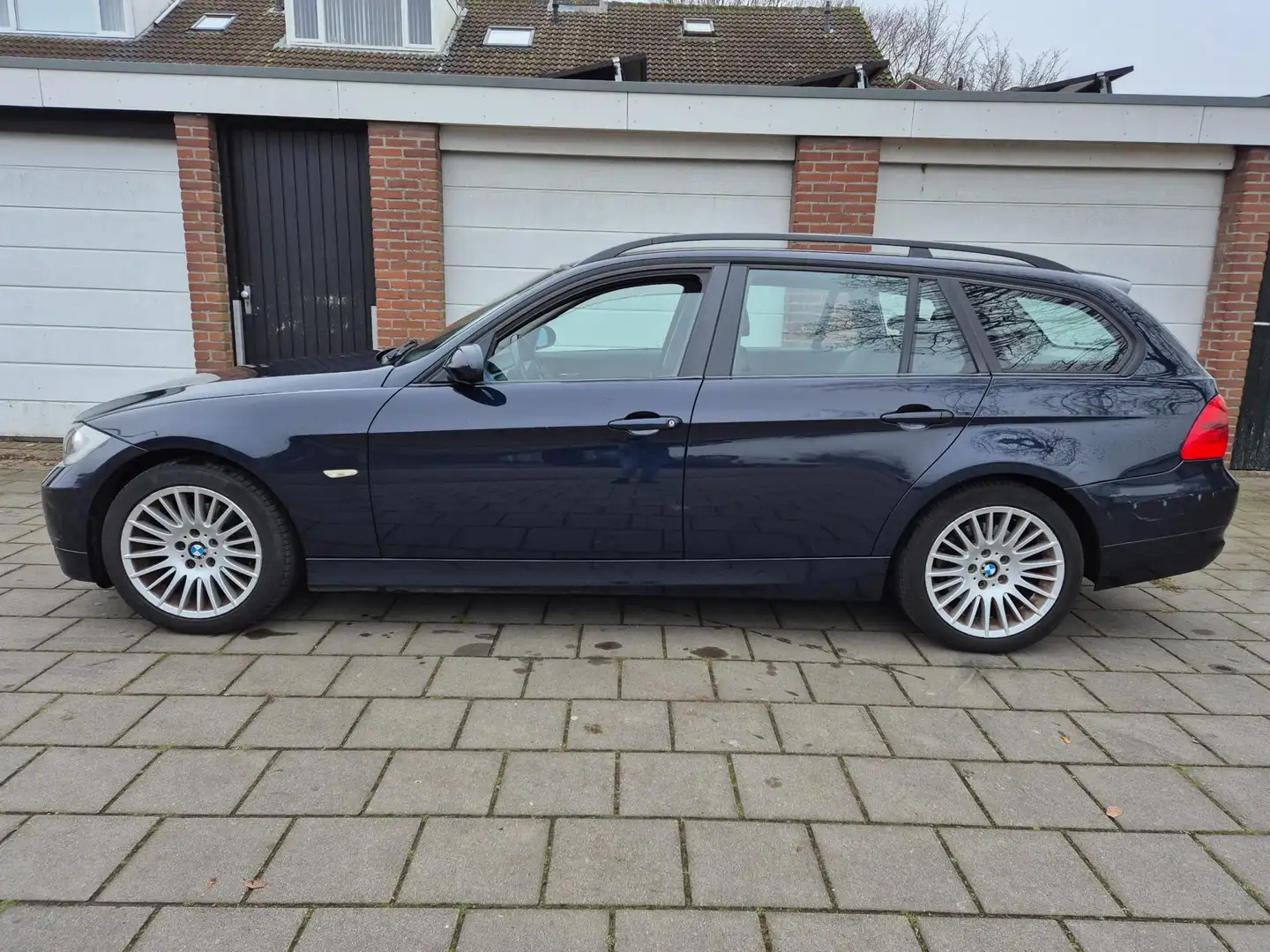 BMW 320 3-serie Touring 320d met weinig KM!! Rijdt nieuw Blu/Azzurro - 2