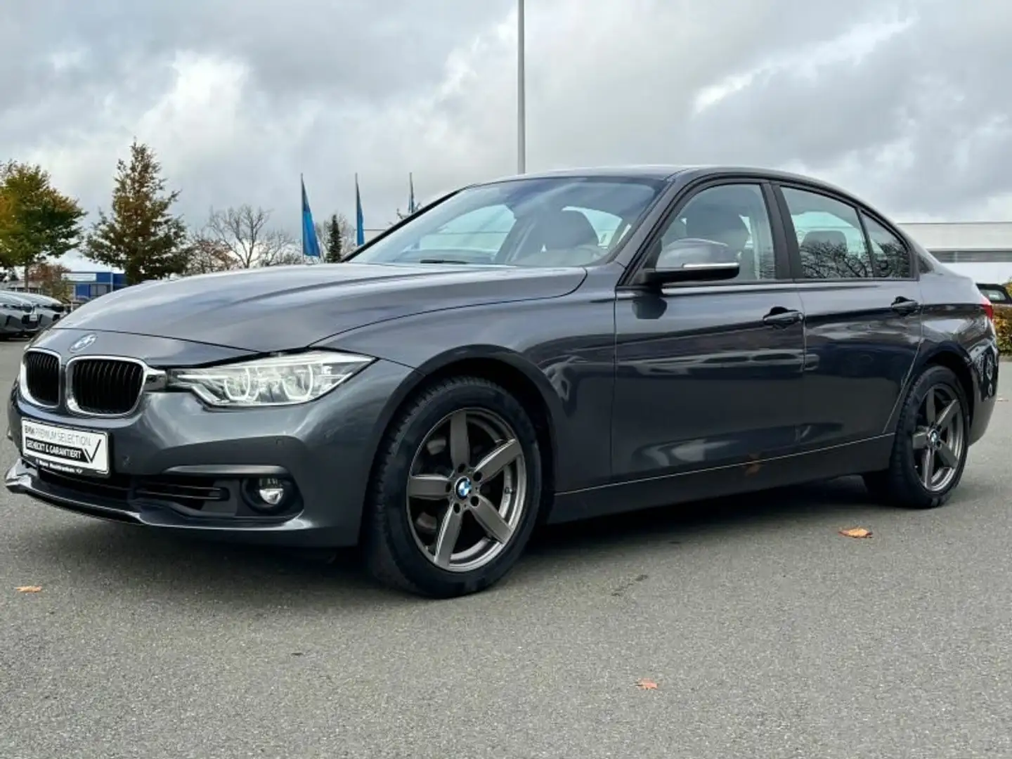 BMW 320 i xDrive Limousine Advantage LED NAVI GSD RFK Grau - 2