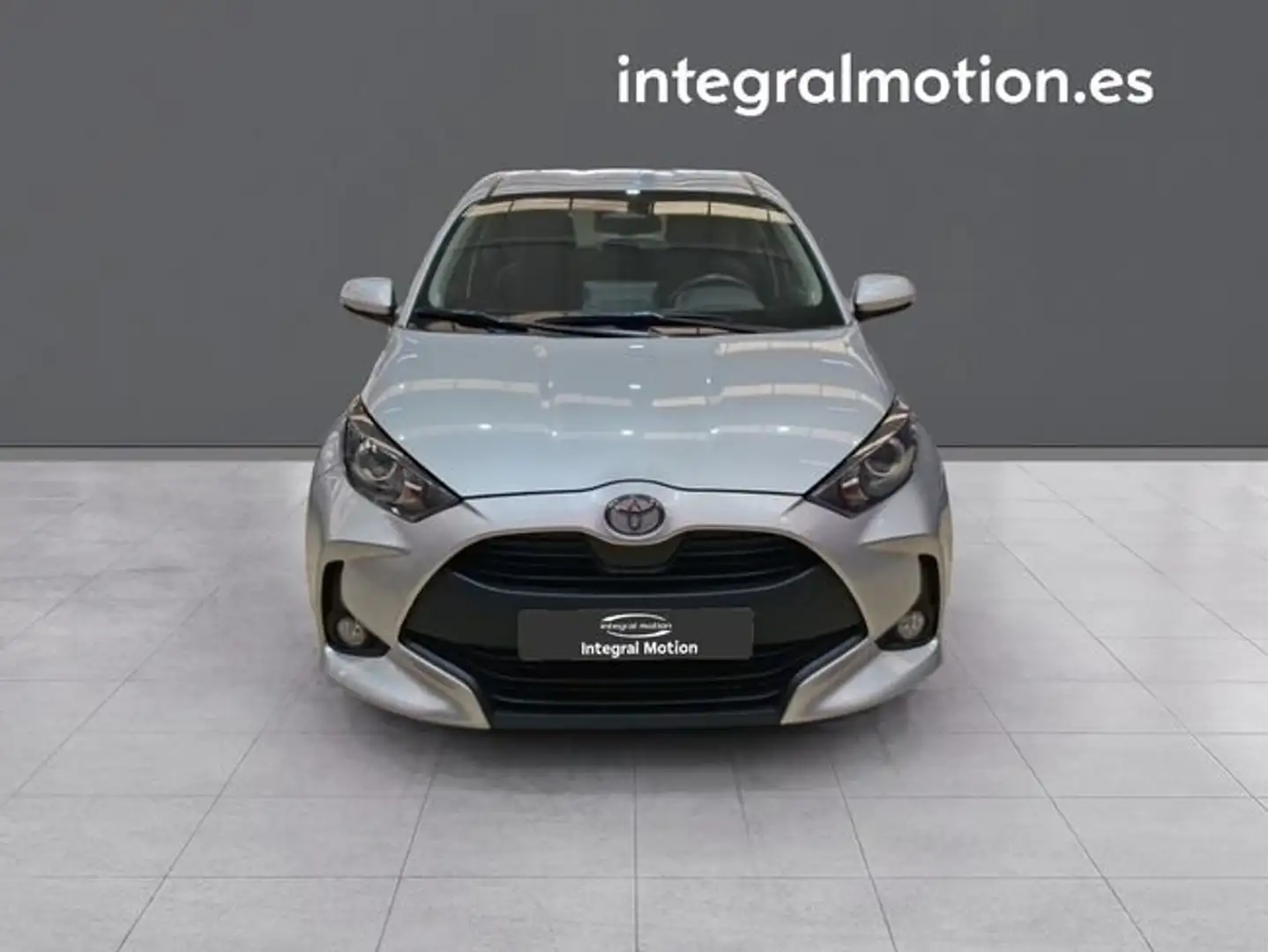 Toyota Yaris 120H 1.5 Active Plus Gris - 2