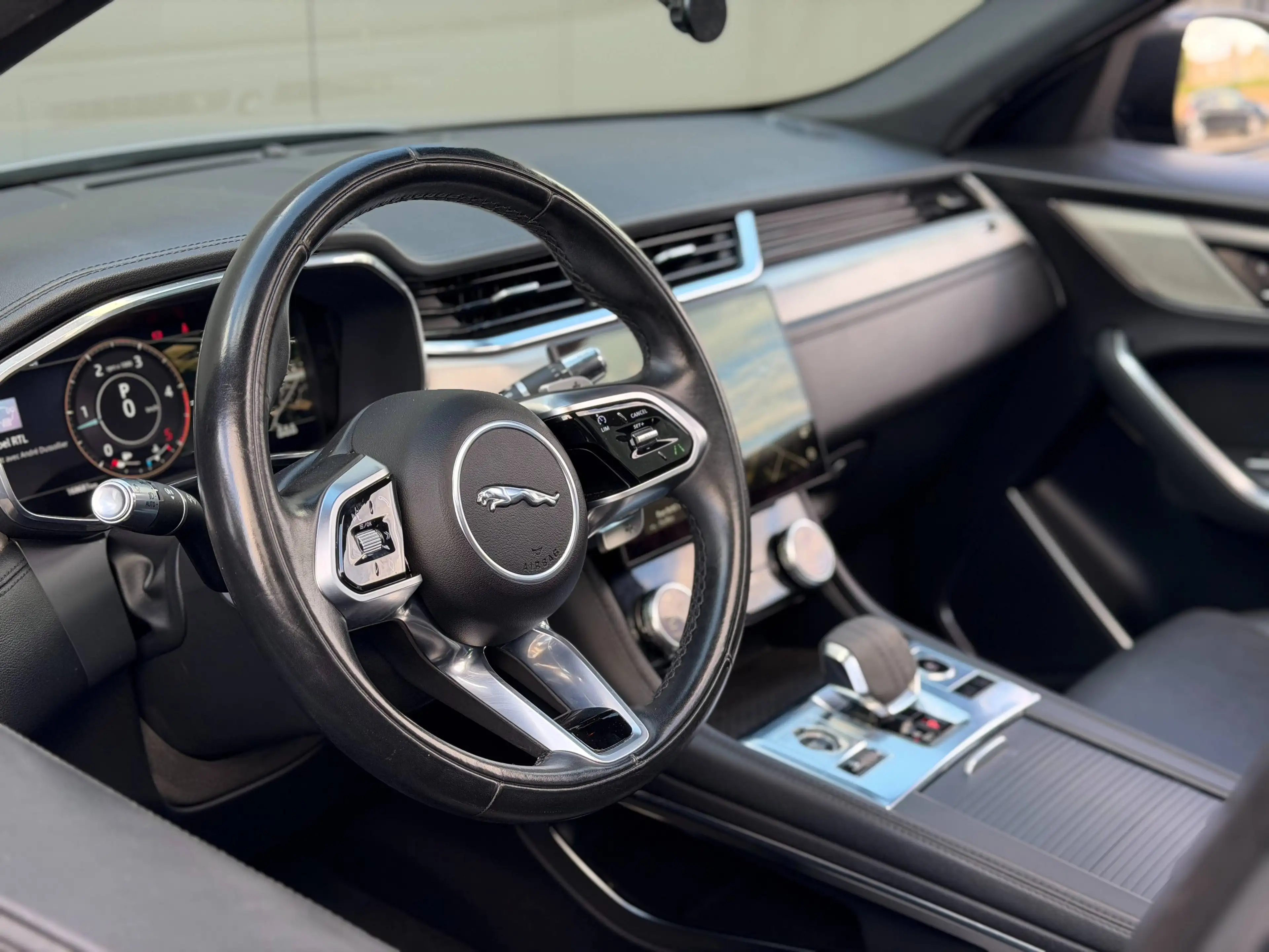 Jaguar F-Pace 2.0D MHEV 163cv - Facelift - Toit ouvrant - 360 — photo 13