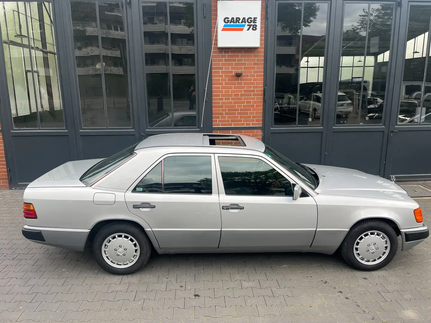 Mercedes-Benz 220 E220 Lim. AUTOMATIK*SCHIEBEDACH*H-ZULLAS Silber - 2