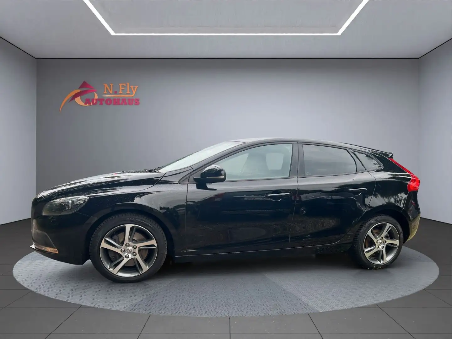 Volvo V40 Kinetic Navi*PDC*SZ* Schwarz - 2