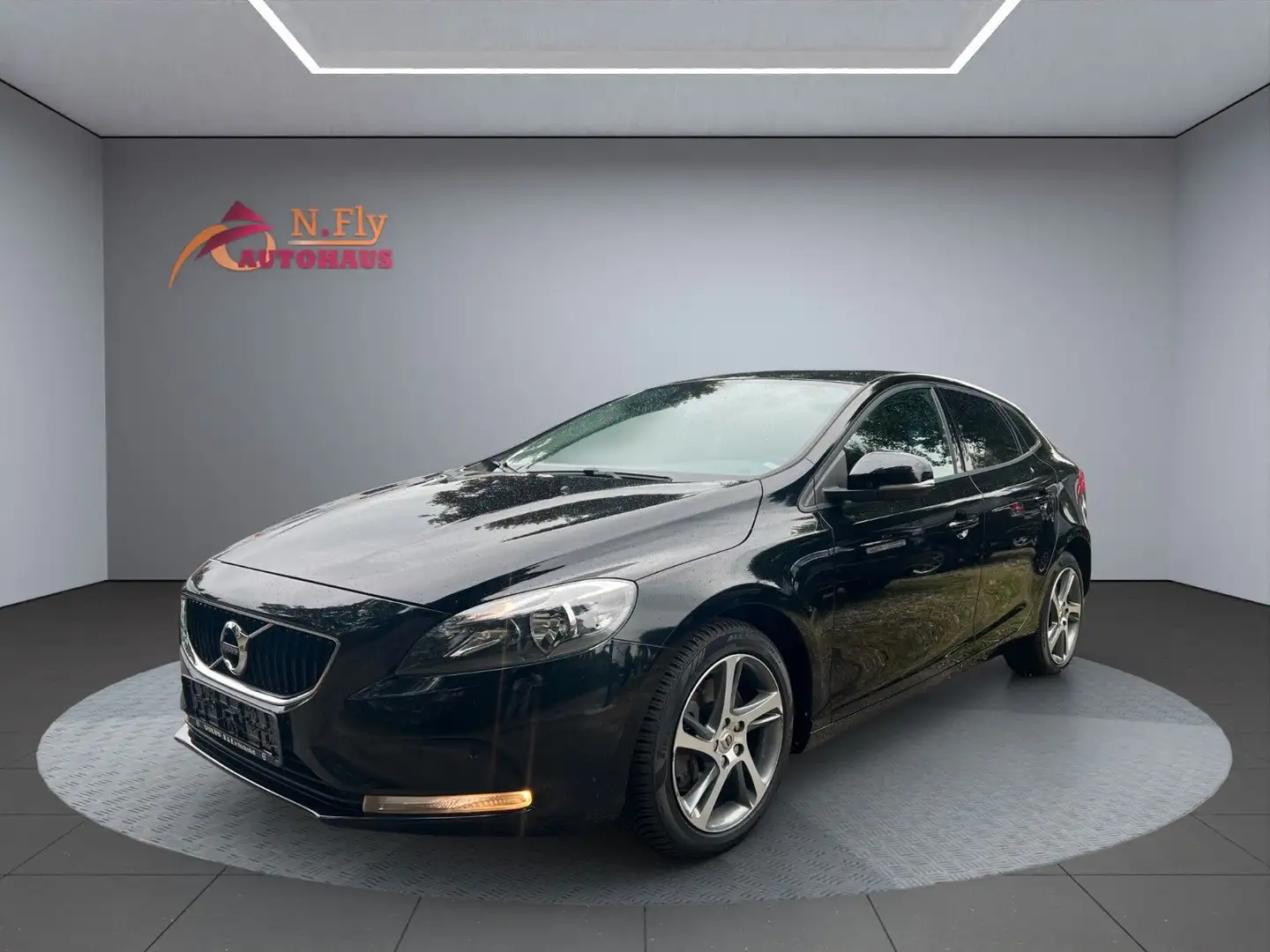 Volvo V40 Kinetic Navi*PDC*SZ* Schwarz - 1