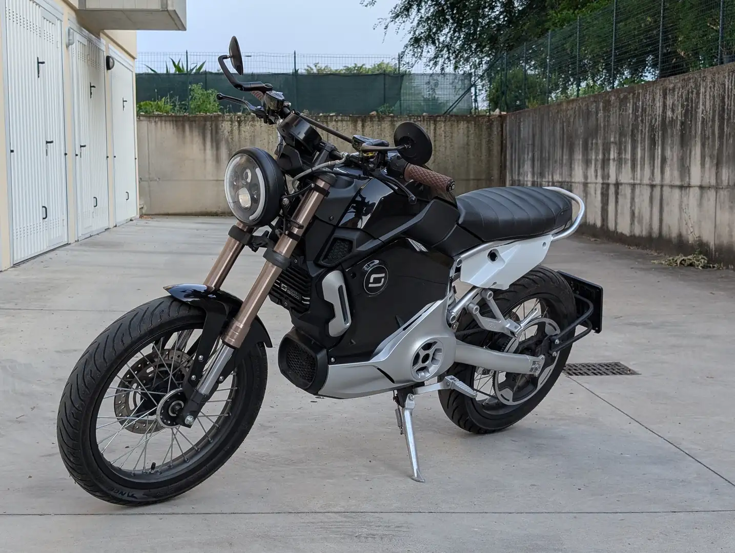 Super Soco TCMax custom Cafè Racer elettrica Nero - 2
