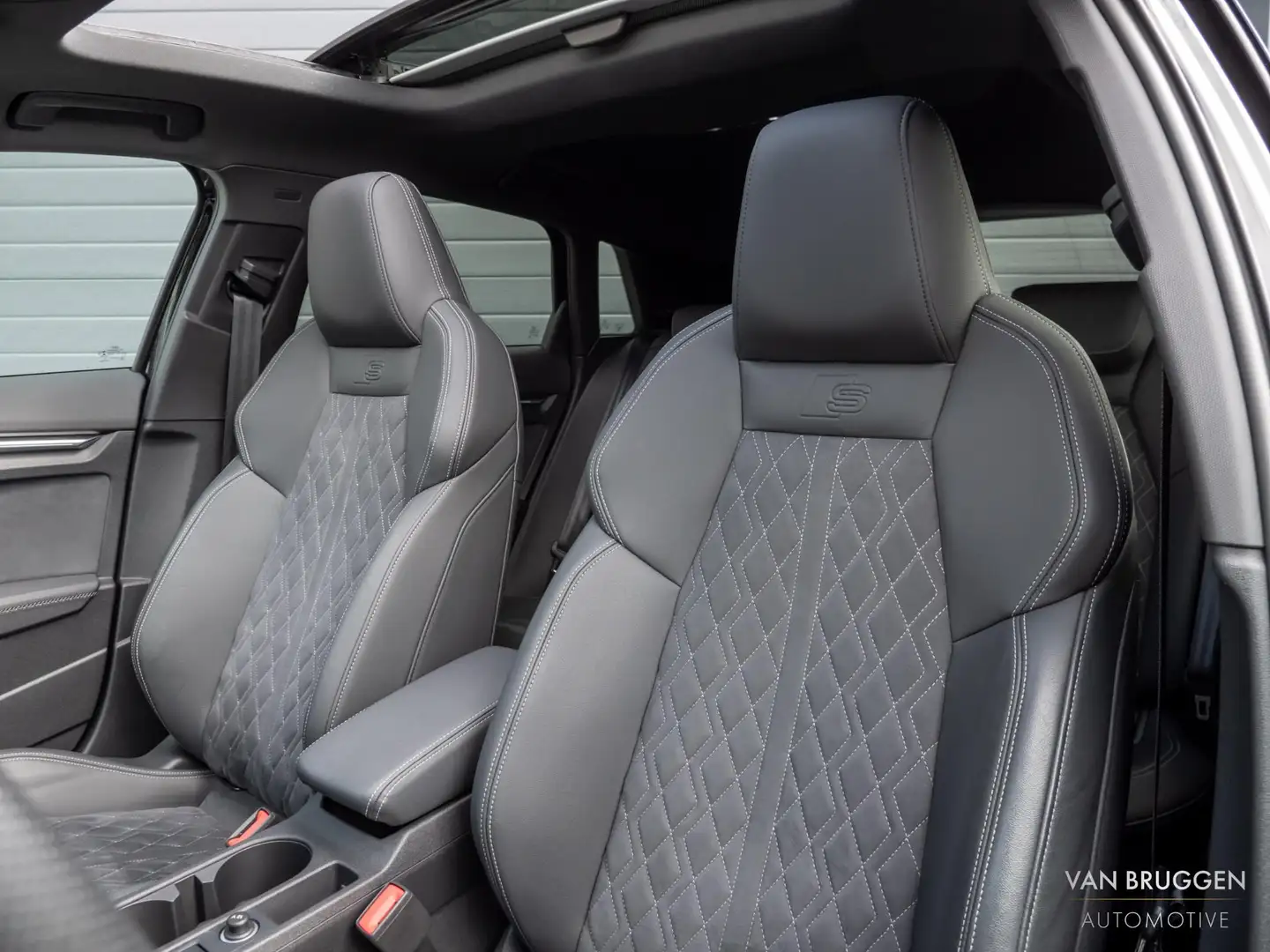 Audi A3 Sportback 45 TFSI e S-Line Pano RS-Stoelen B&O Mat Noir - 2