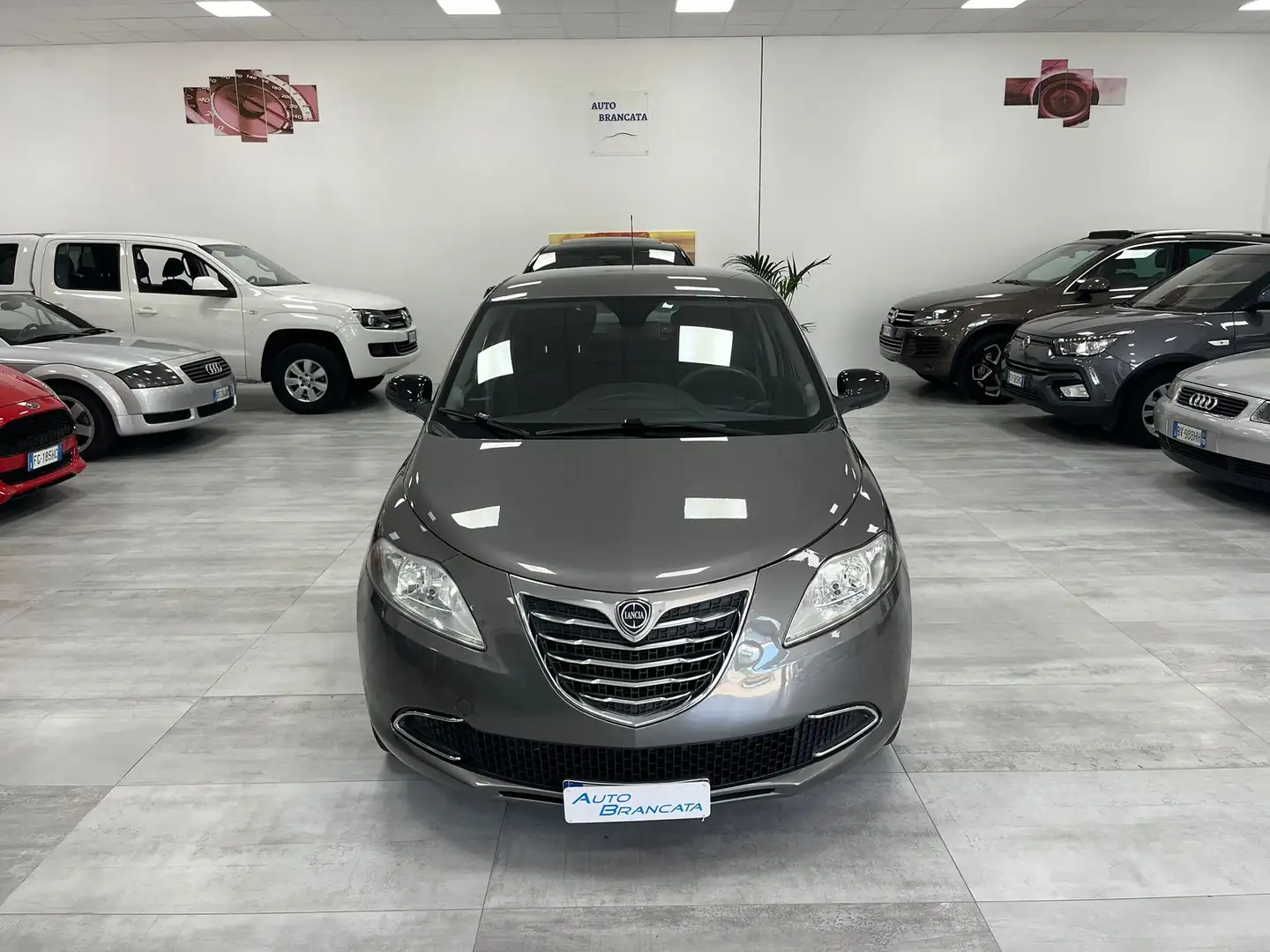 Lancia Ypsilon 1.3 mjt Grau - 2