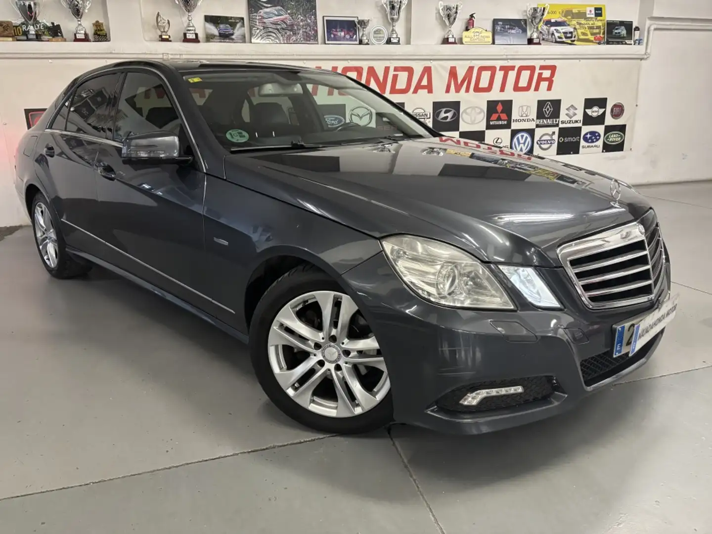 Mercedes-Benz E 220 220CDI BE Avantgarde Aut. Gris - 2
