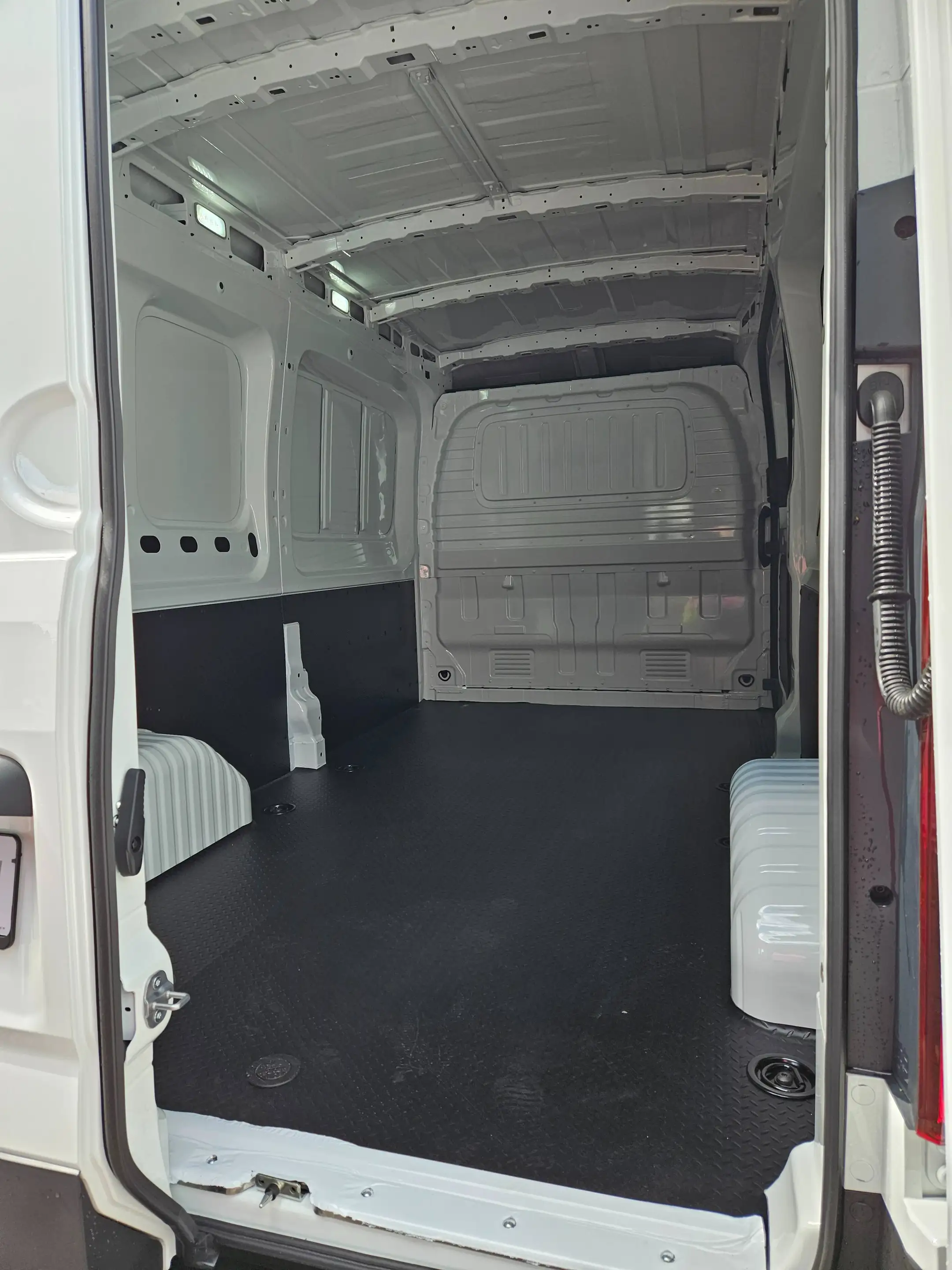 Maxus Deliver 9 Deliver 9 2.0 Transporter FWD KOMFORT — photo 8