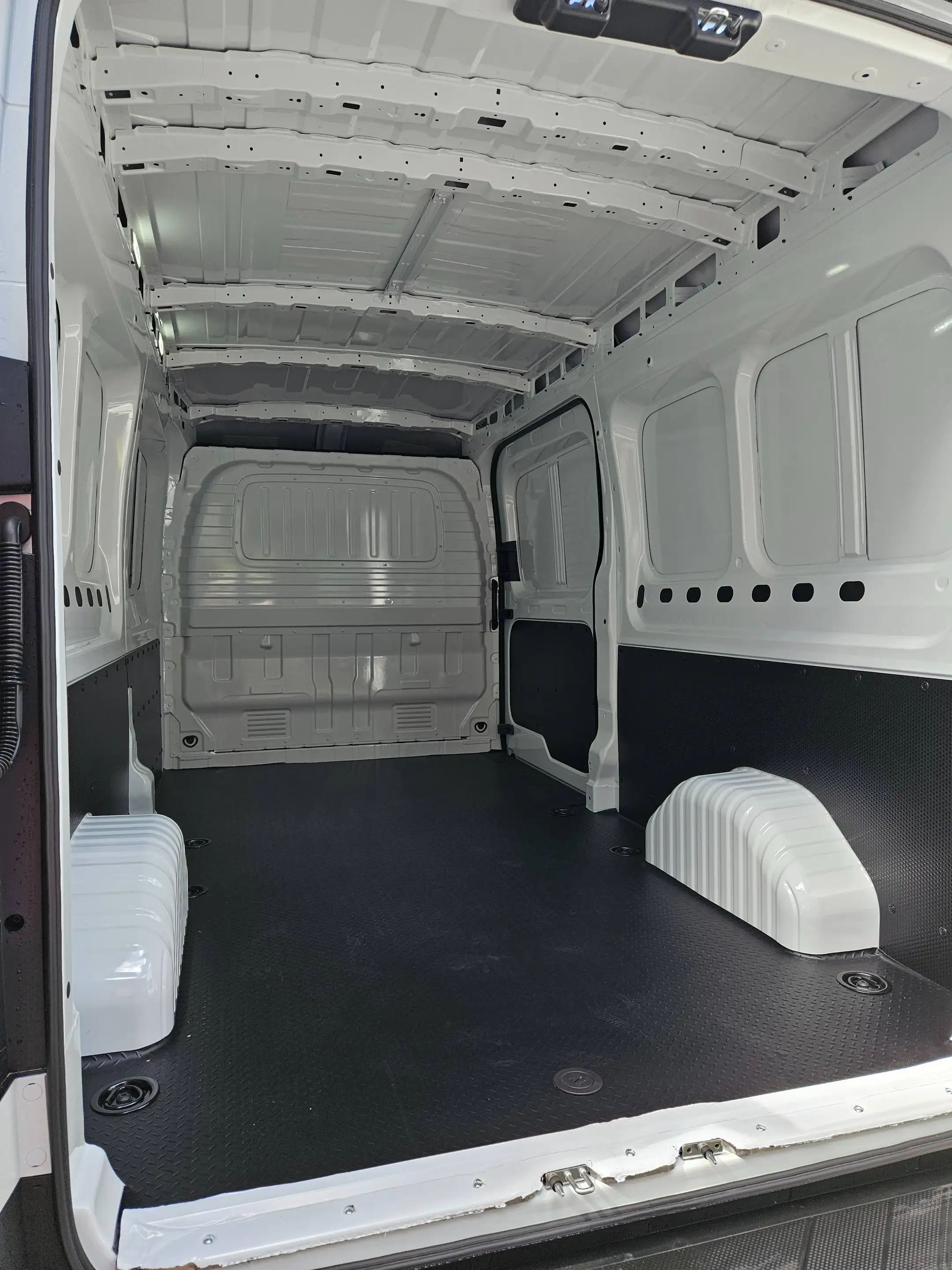 Maxus Deliver 9 Deliver 9 2.0 Transporter FWD KOMFORT — photo 9