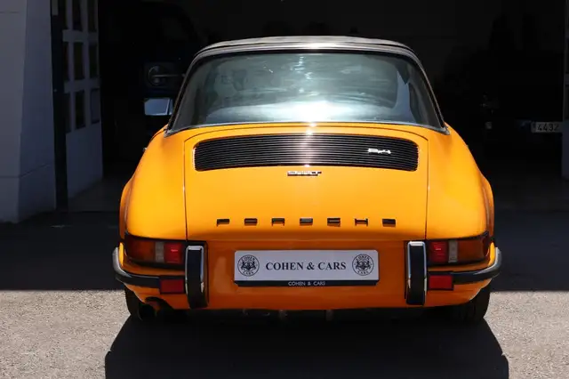 Porsche 911 view 8