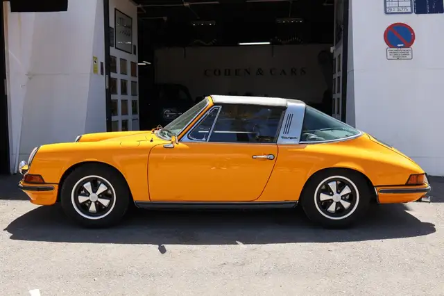 Porsche 911 view 10
