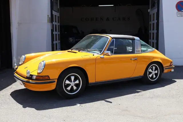 Porsche 911 view 3