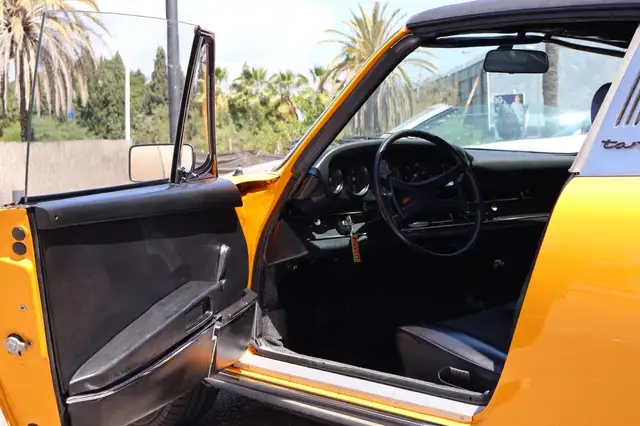 Porsche 911 view 11