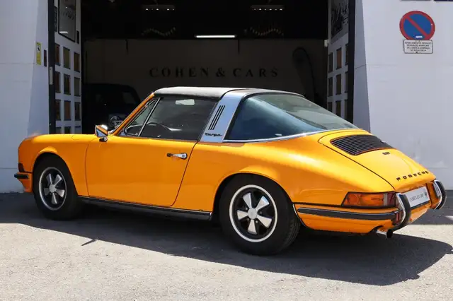 Porsche 911 view 9