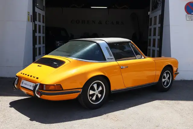 Porsche 911 view 7