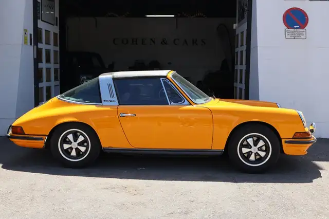 Porsche 911 view 6