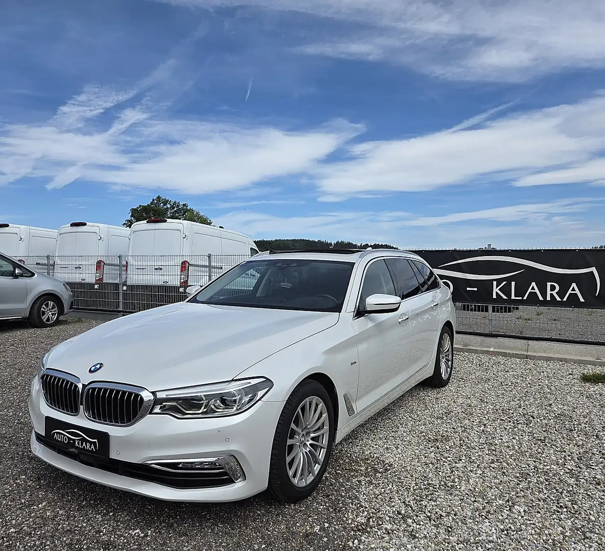 BMW 520 d Touring Aut. *Luxury Line* Head Up* Pano * ACC * Weiß - 1