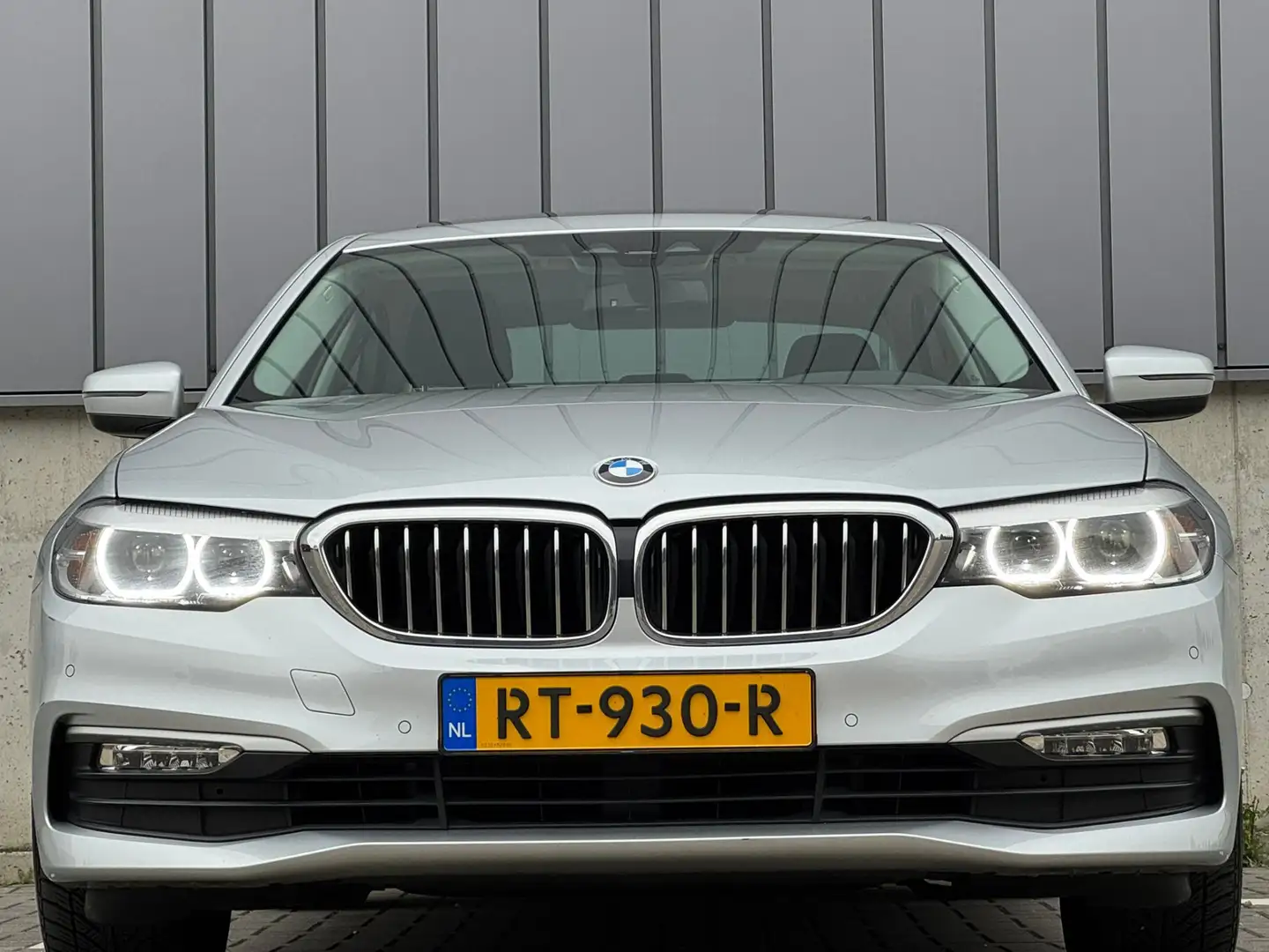 BMW 520 5-serie 520i 184PK Automaat Exe. Pano/schuifdak Ca Grijs - 2