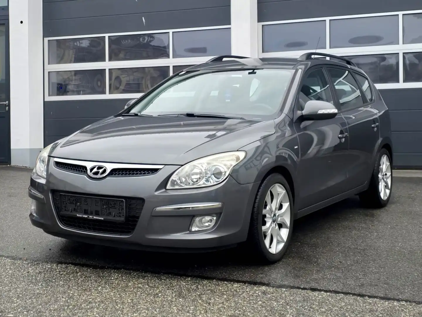 Hyundai i30 i30 CW 1,6 CRDi Spirit+ DPF Spirit+ Grau - 1