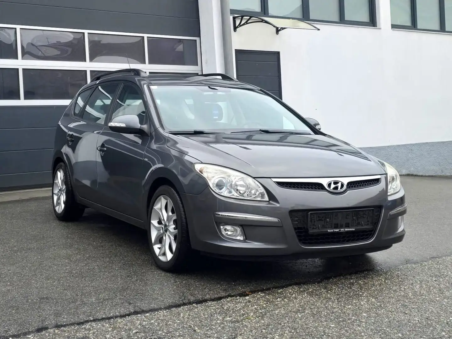 Hyundai i30 i30 CW 1,6 CRDi Spirit+ DPF Spirit+ Grau - 2