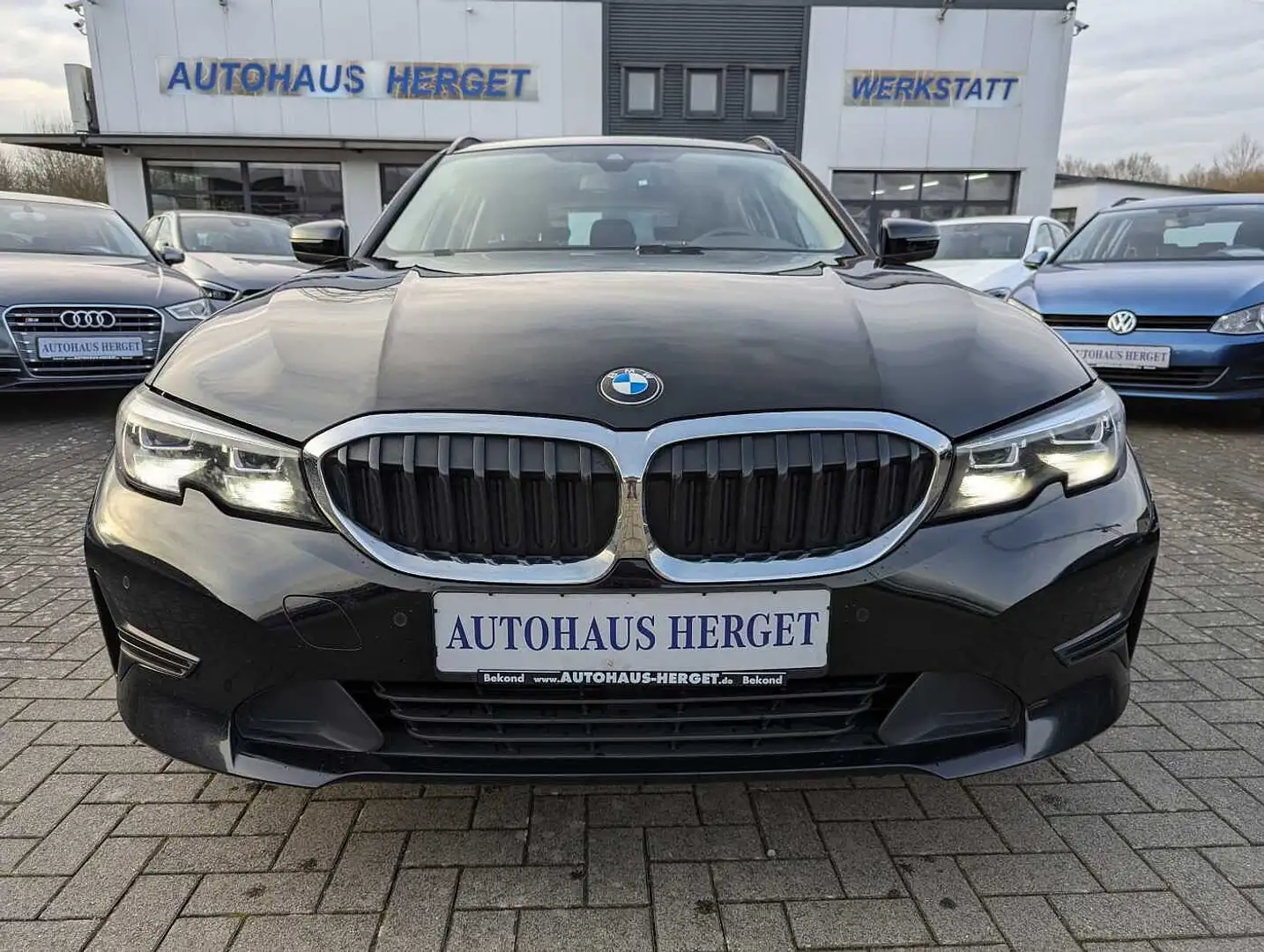 BMW 318 d Touring 1.Hand/Scheckheft/LiveCockpit/PDC/Sitzhe Schwarz - 2