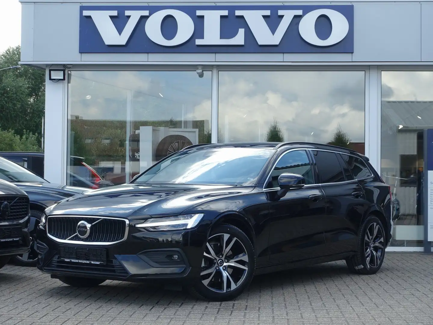 Volvo V60 Core B4 Mild-Hybrid Benzin W-PAKET/AHK/KAMER Schwarz - 1
