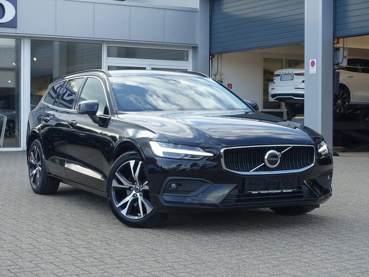 Volvo V60 Core B4 Mild-Hybrid Benzin W-PAKET/AHK/KAMER Schwarz - 2