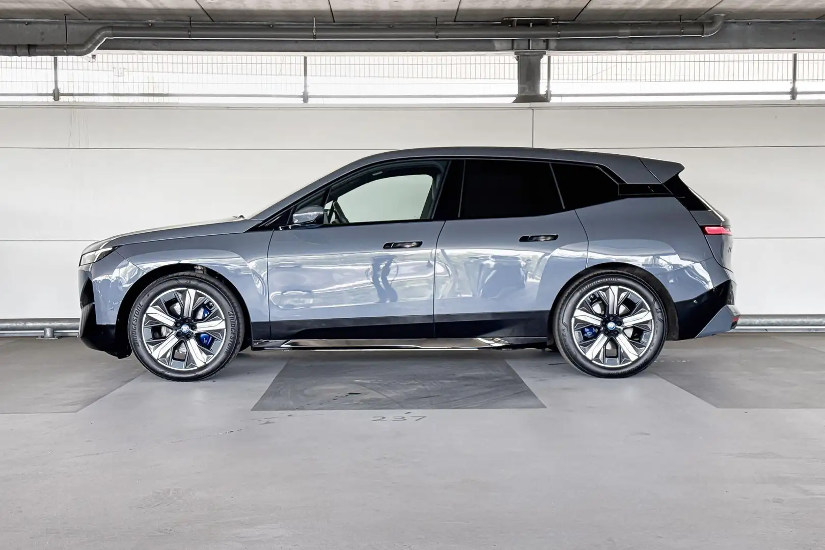 BMW iX xDrive50 Business Edition Plus 112 kWh Grijs - 2