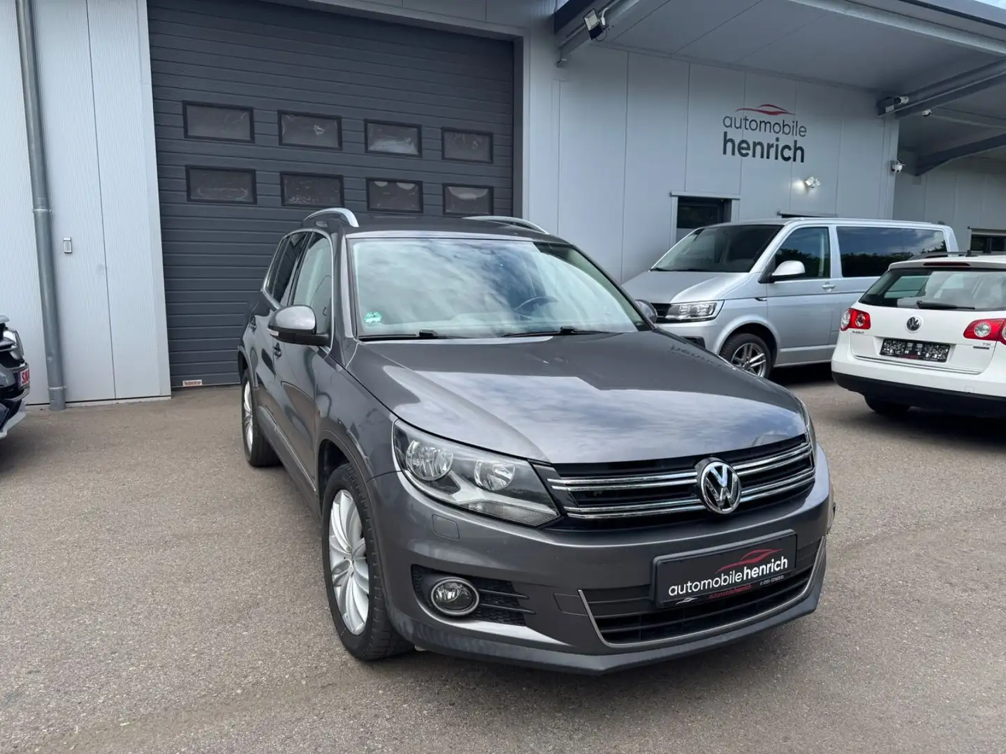 Volkswagen Tiguan 2.0 TDI Sport & Style 4Motion,Navi,Ahk Grijs - 1