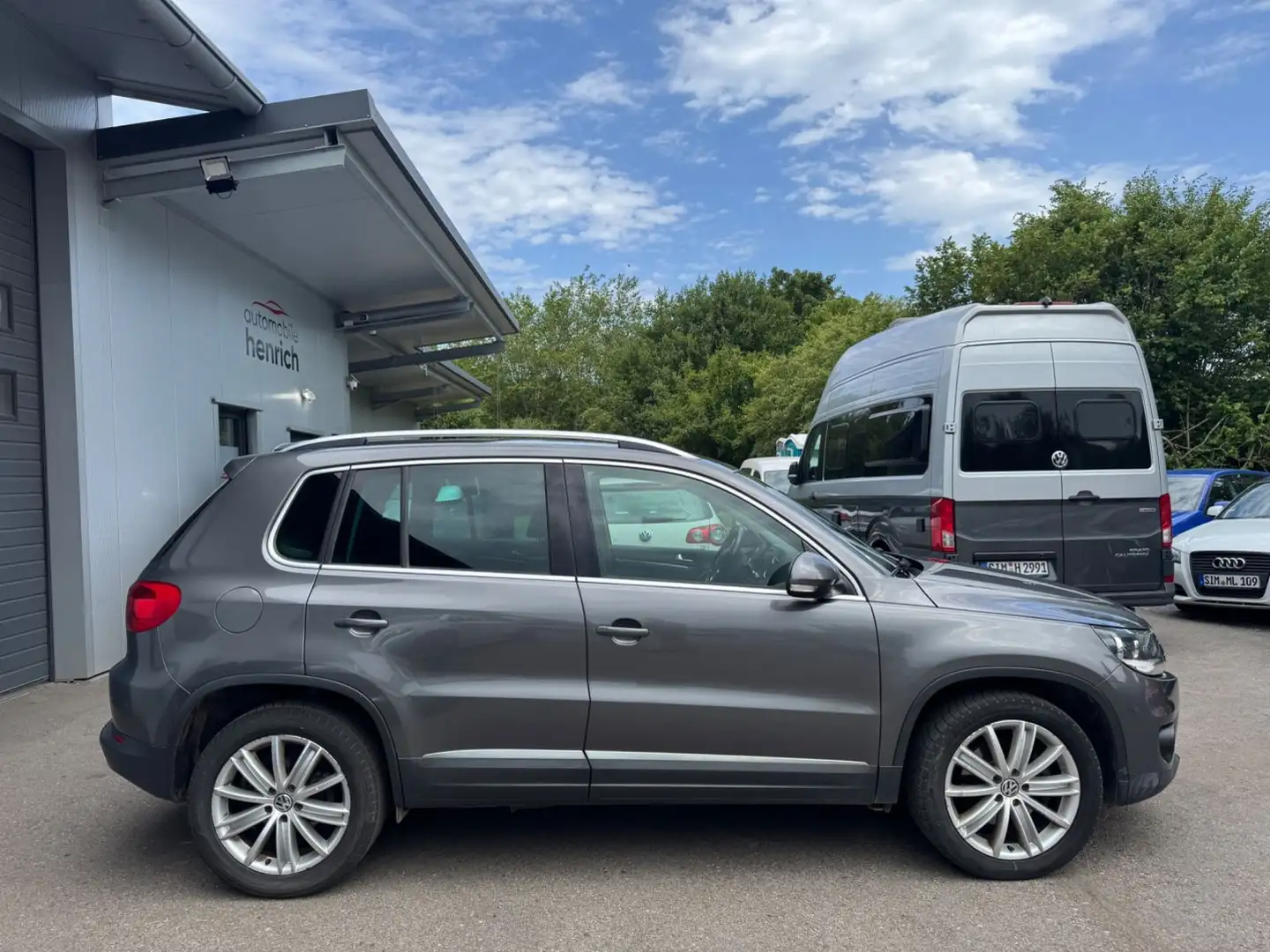 Volkswagen Tiguan 2.0 TDI Sport & Style 4Motion,Navi,Ahk Grijs - 2